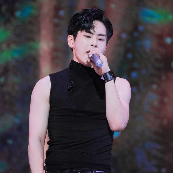 Popular photo full of fans’ love for Hoya