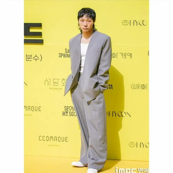 Popular photo full of fans’ love for Ki Moogan
