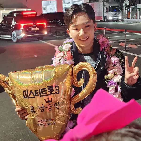 Popular photo full of fans’ love for Nam Seungmin