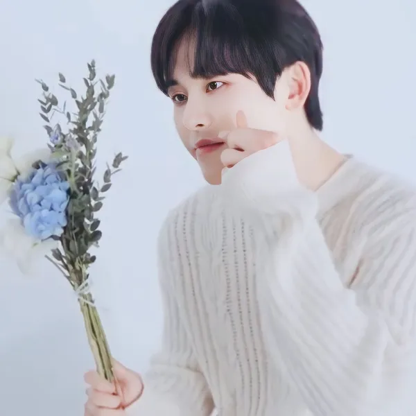 The most loved look of Hoya today