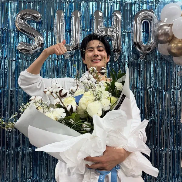 Popular photo full of fans’ love for Suho