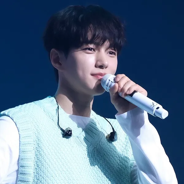 The most loved look of Kim Myungsoo (L) today