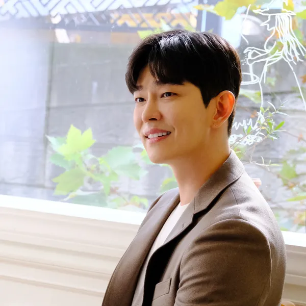 Popular photo full of fans’ love for Yoon Kyunsang