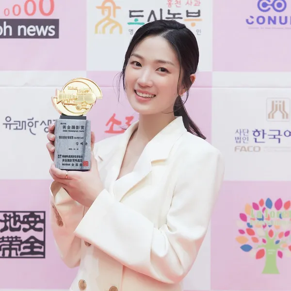 Popular photo full of fans’ love for Kim Hyeyoon