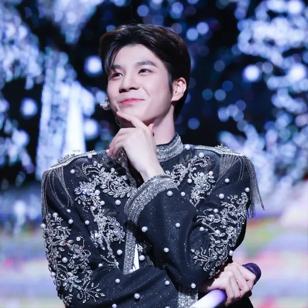Popular photo full of fans’ love for Jeong Dongwon