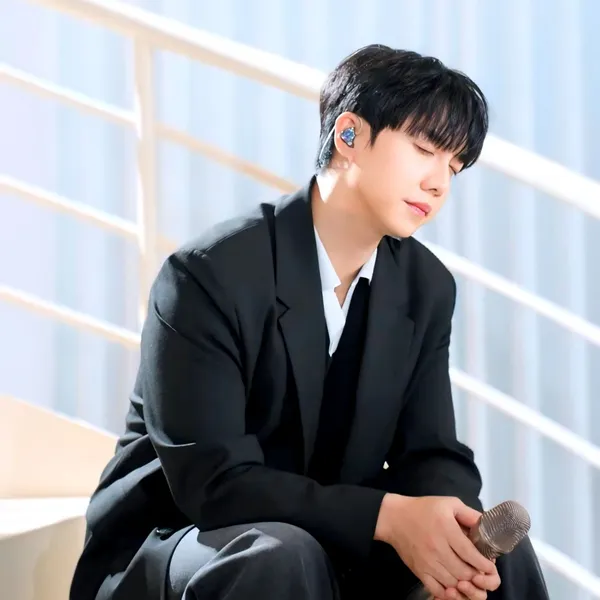 Popular photo full of fans’ love for Lee Seunggi