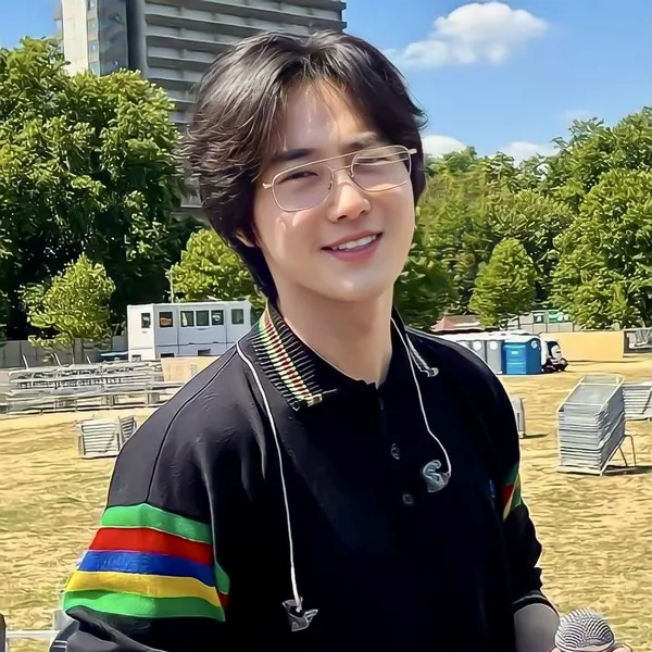 Popular photo full of fans’ love for Suho