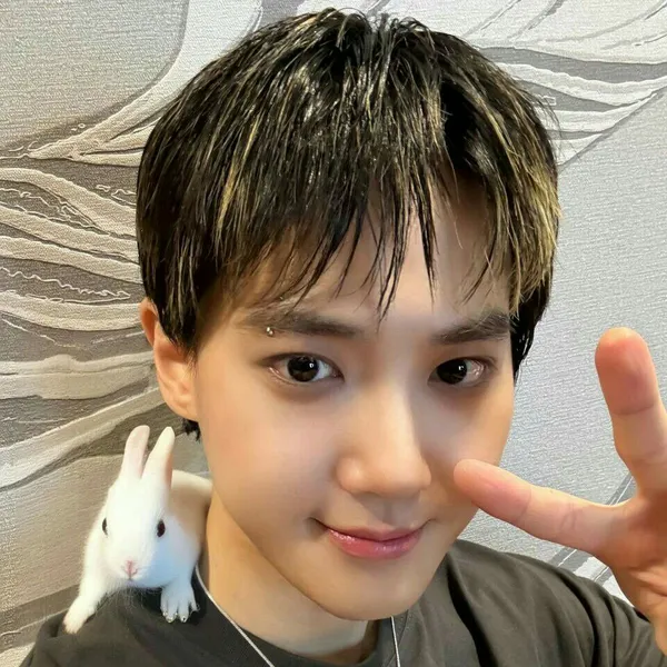The most loved look of Suho today