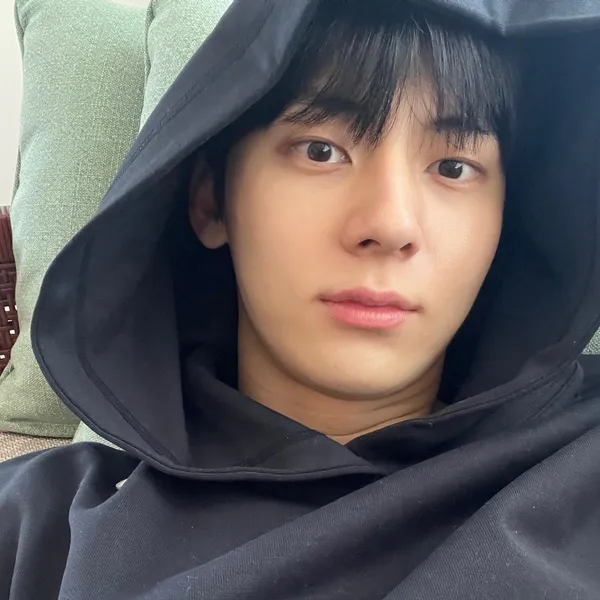 The most loved look of Hwang Minhyun today