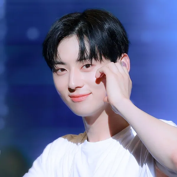 Popular photo full of fans’ love for Hwang Minhyun