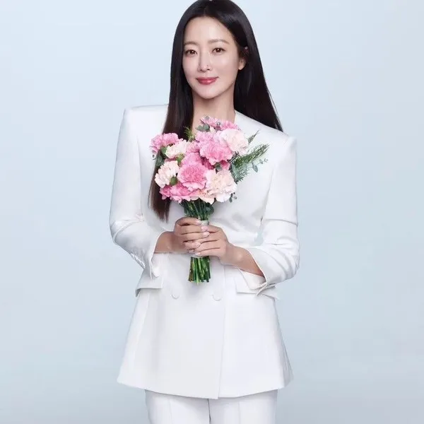 Popular photo full of fans’ love for Kim Heesun