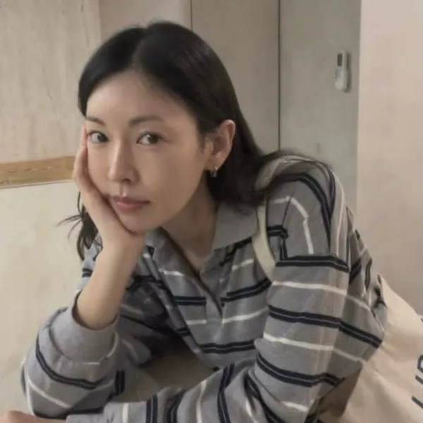 Foto populer Kim Soyeon (1980) yang penuh cinta dari penggemar