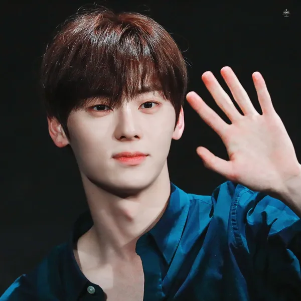 Foto populer Hwang Minhyun yang penuh cinta dari penggemar