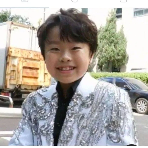 The most loved look of Hwang Minho today