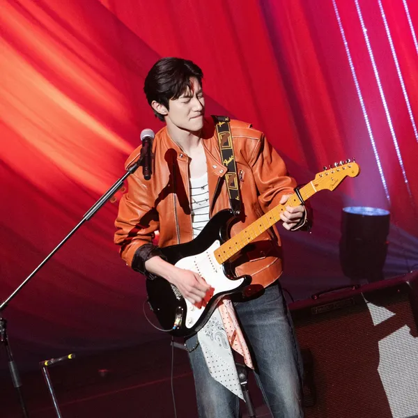 Popular photo full of fans’ love for Kwak Dongyeon