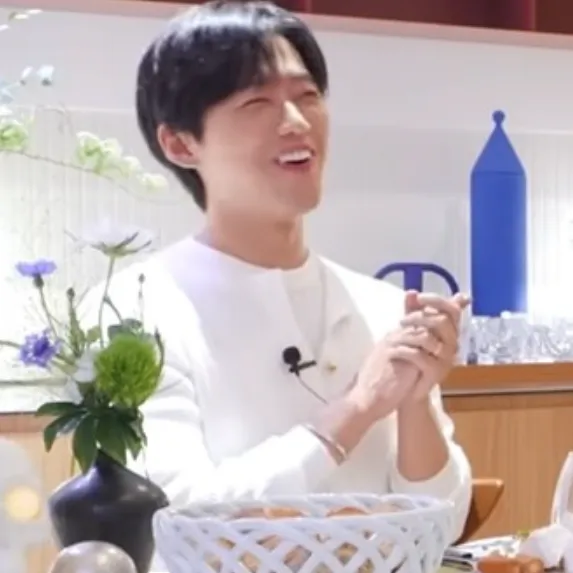 The most loved look of Namkoong Min today