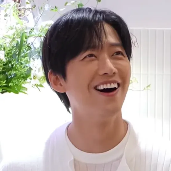 The most loved look of Namkoong Min today