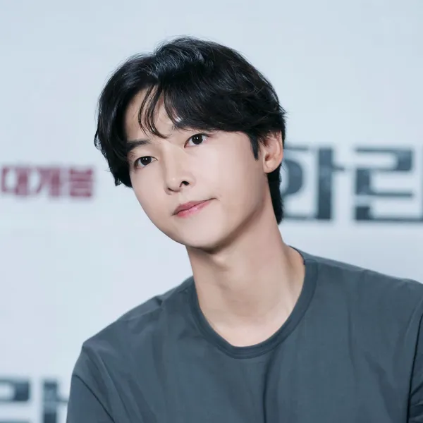 Popular photo full of fans’ love for Song Joongki