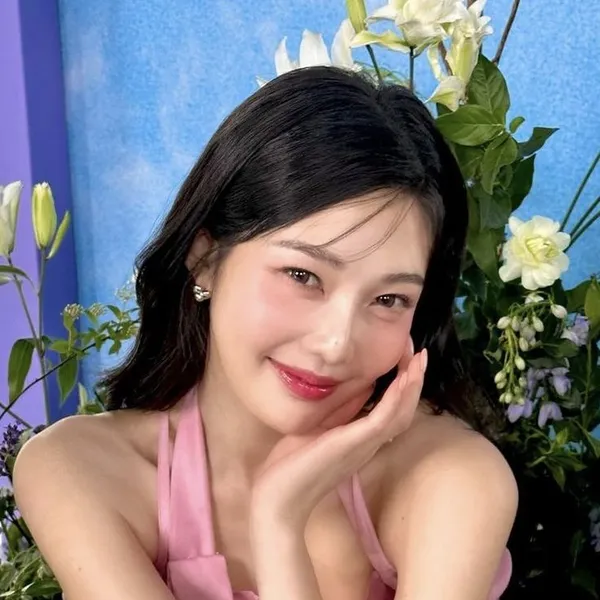Popular photo full of fans’ love for JOY