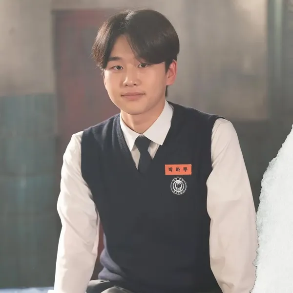 The most loved look of Kim Yoonwoo today