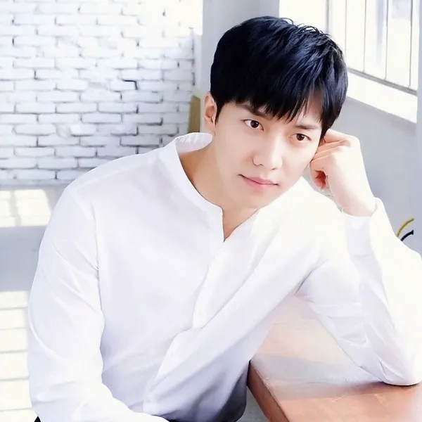 The most loved look of Lee Seunggi today