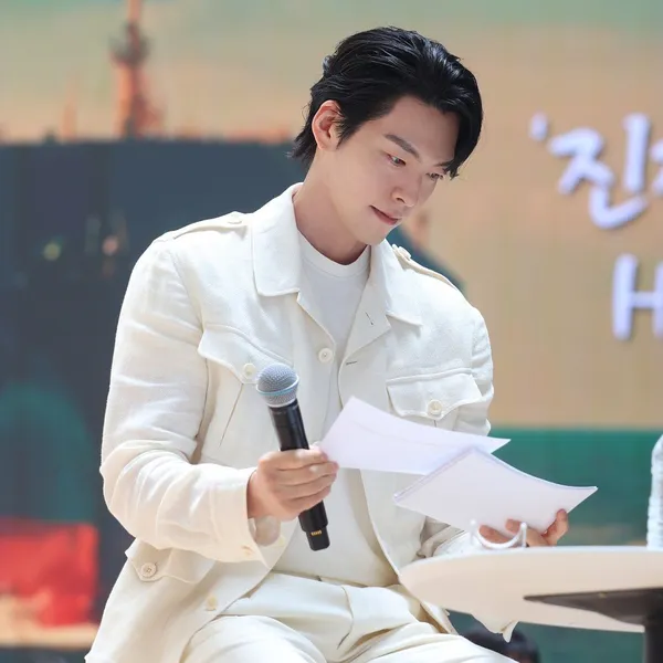 The most loved look of Kim Woobin today