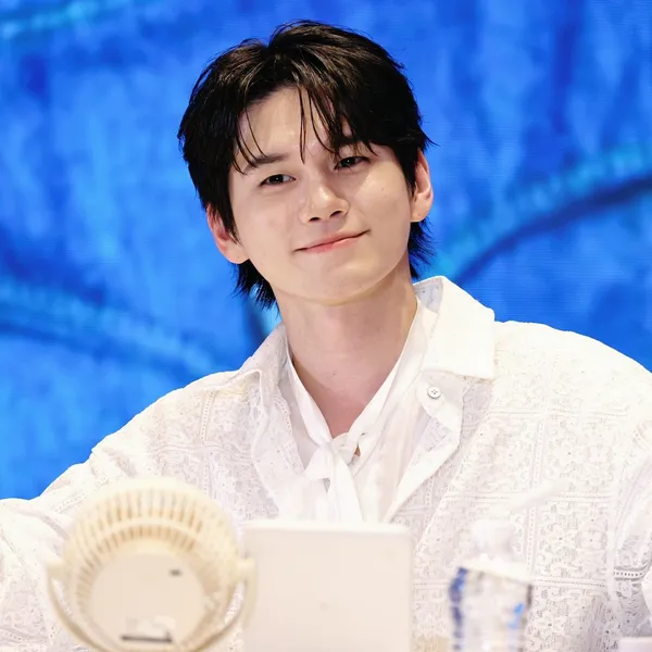 The most loved look of Ong Seongwu today