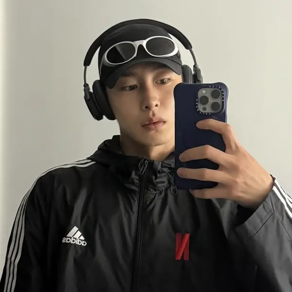 Popular photo full of fans’ love for Lee Jaewook