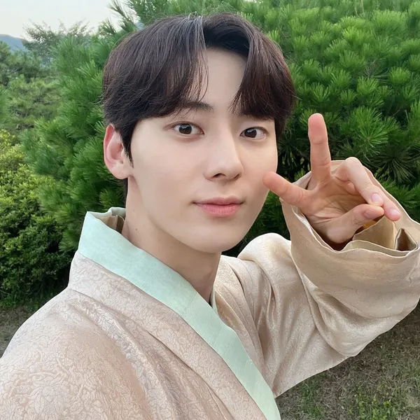 Popular photo full of fans’ love for Hwang Minhyun