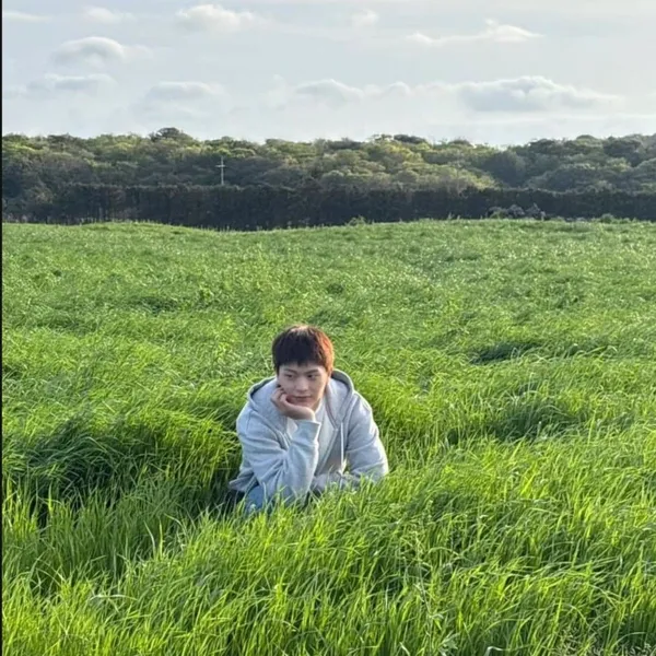 Popular photo full of fans’ love for Yook Sungjae
