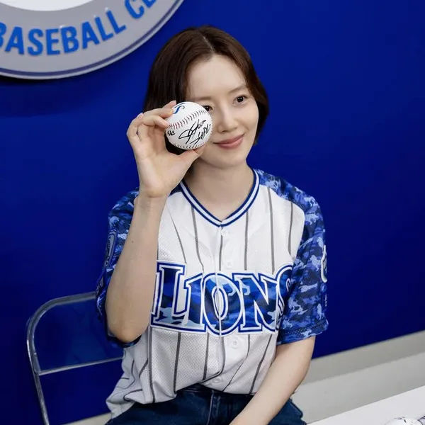 The most loved look of Moon Chaewon today