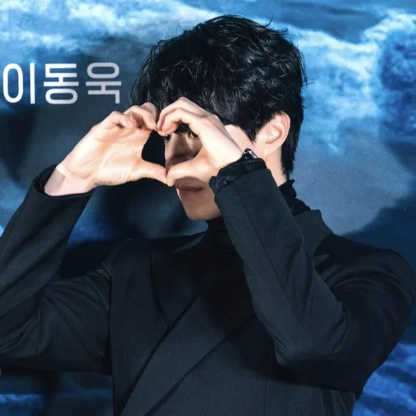 The most loved look of Lee Dongwook today