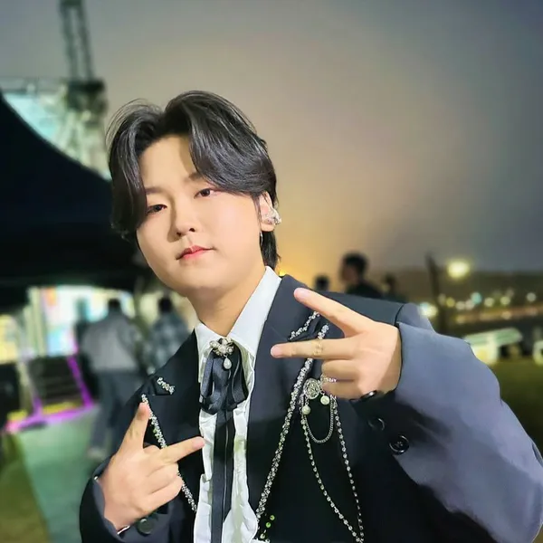 Popular photo full of fans’ love for Park Sungon