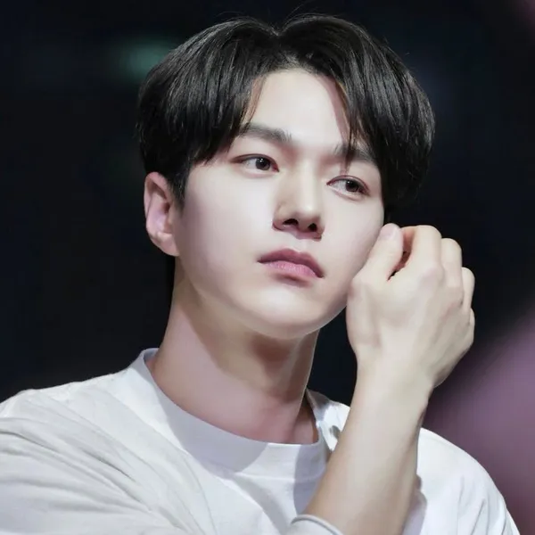 Foto populer Kim Myungsoo (L) yang penuh cinta dari penggemar