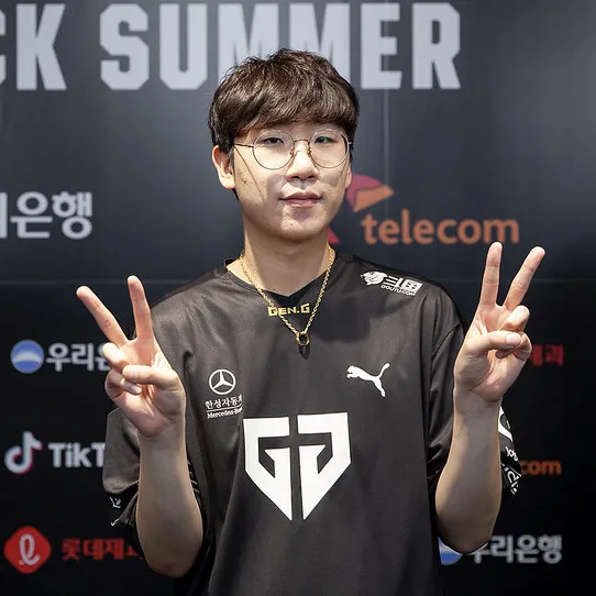 Popular photo full of fans’ love for Ruler