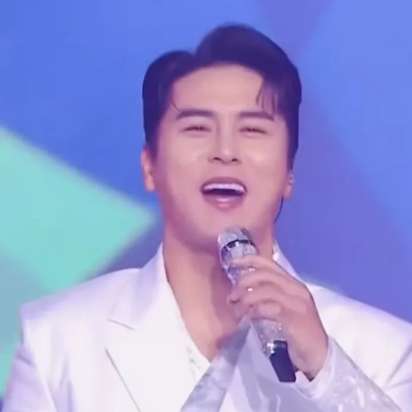 Popular photo full of fans’ love for Jang Minho