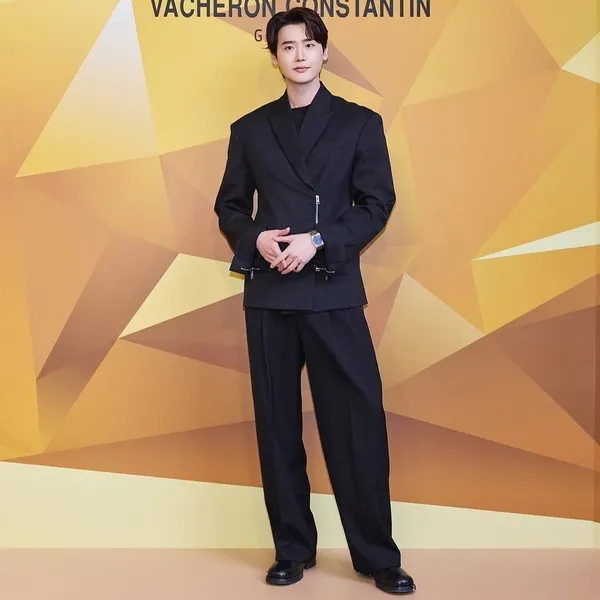Popular photo full of fans’ love for Lee Jongsuk