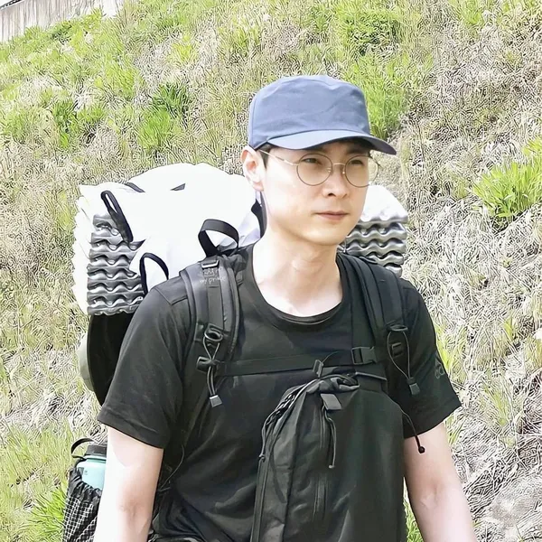 Popular photo full of fans’ love for Min Kyunghoon