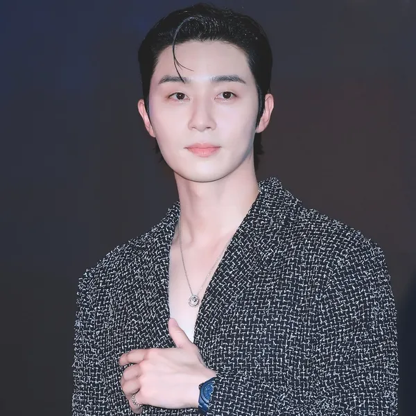 The most loved look of Park Seojoon today