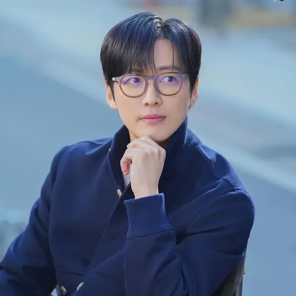 Popular photo full of fans’ love for Namkoong Min