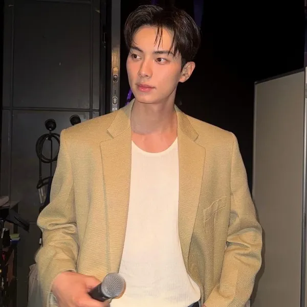 The most loved look of Lee Chaemin today
