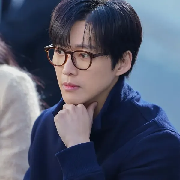 The most loved look of Namkoong Min today