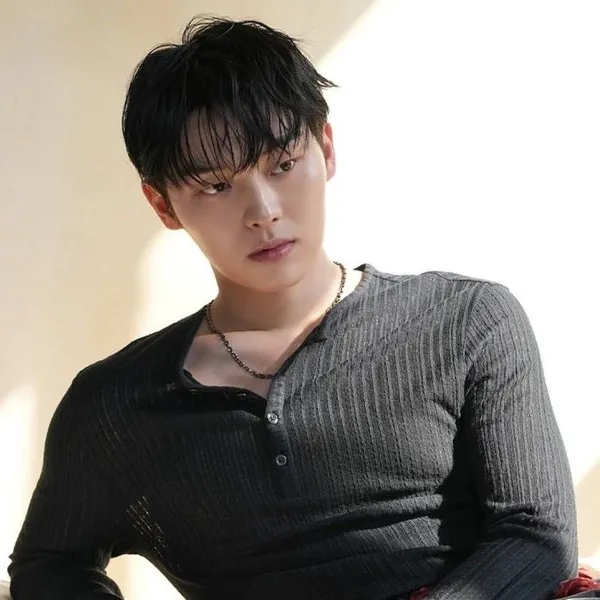 Popular photo full of fans’ love for Choi Hyunwook