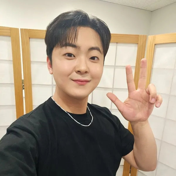Popular photo full of fans’ love for Park Minsu