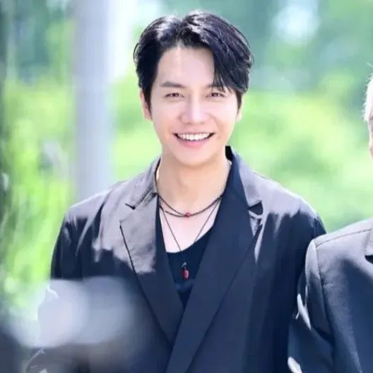 The most loved look of Lee Seunggi today