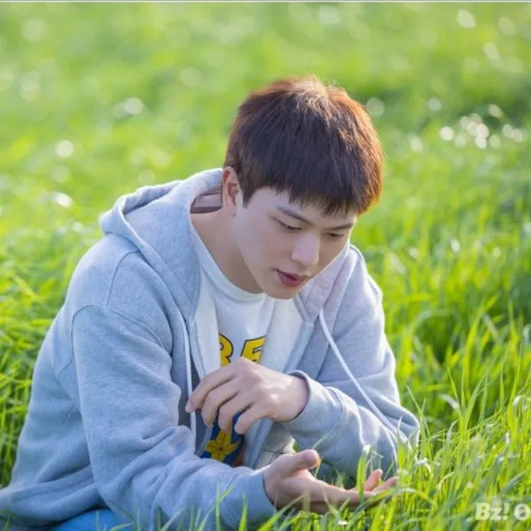 Popular photo full of fans’ love for Yook Sungjae