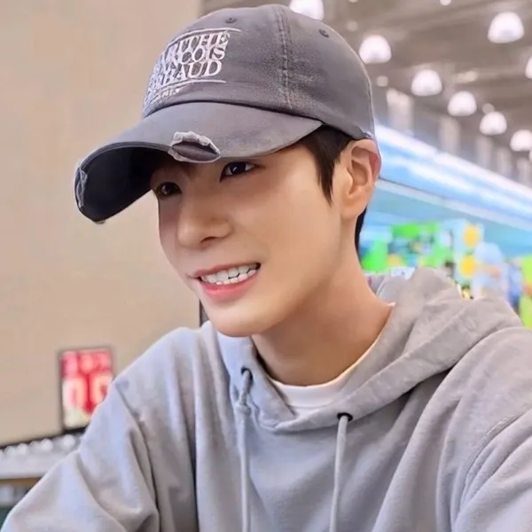 The most loved look of Jeong Dongwon today