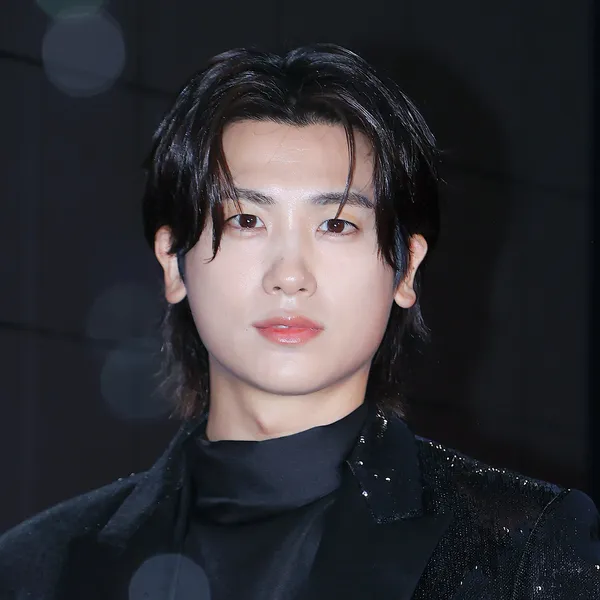 Popular photo full of fans’ love for Park Hyungsik