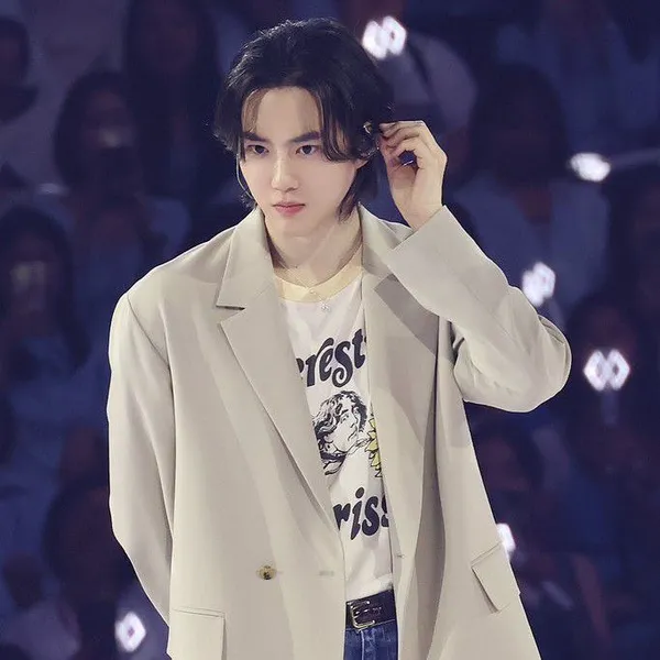 The most loved look of Suho today