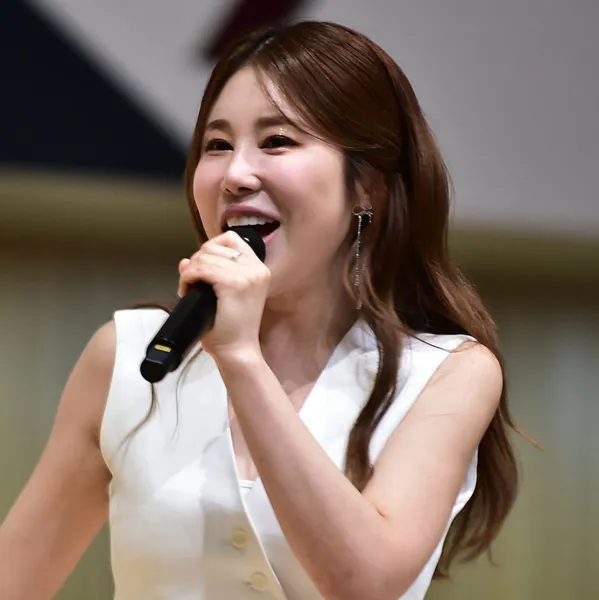 Popular photo full of fans’ love for Kim Soyou
